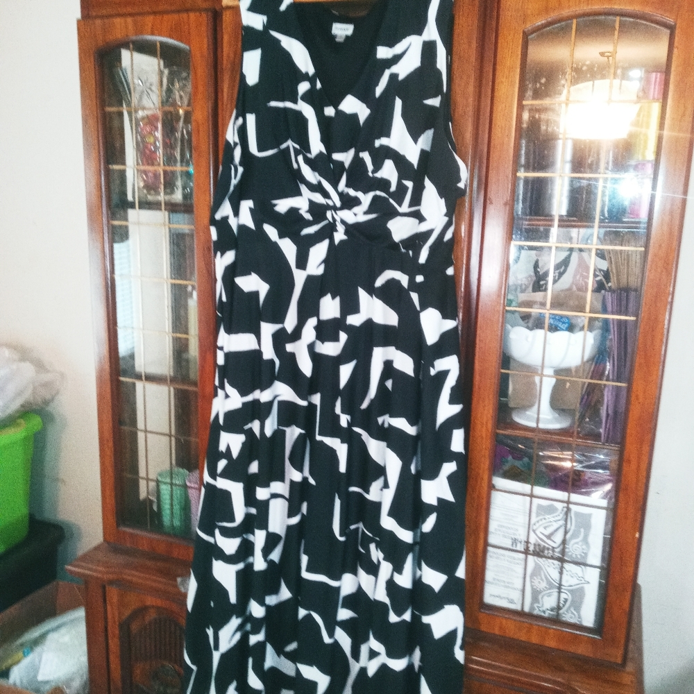 Black and white geometric plus size sleeveless maxi dress!